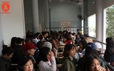 Trẻ em vạ vật theo cha mẹ đi lễ giữa biển người ở chùa Hương